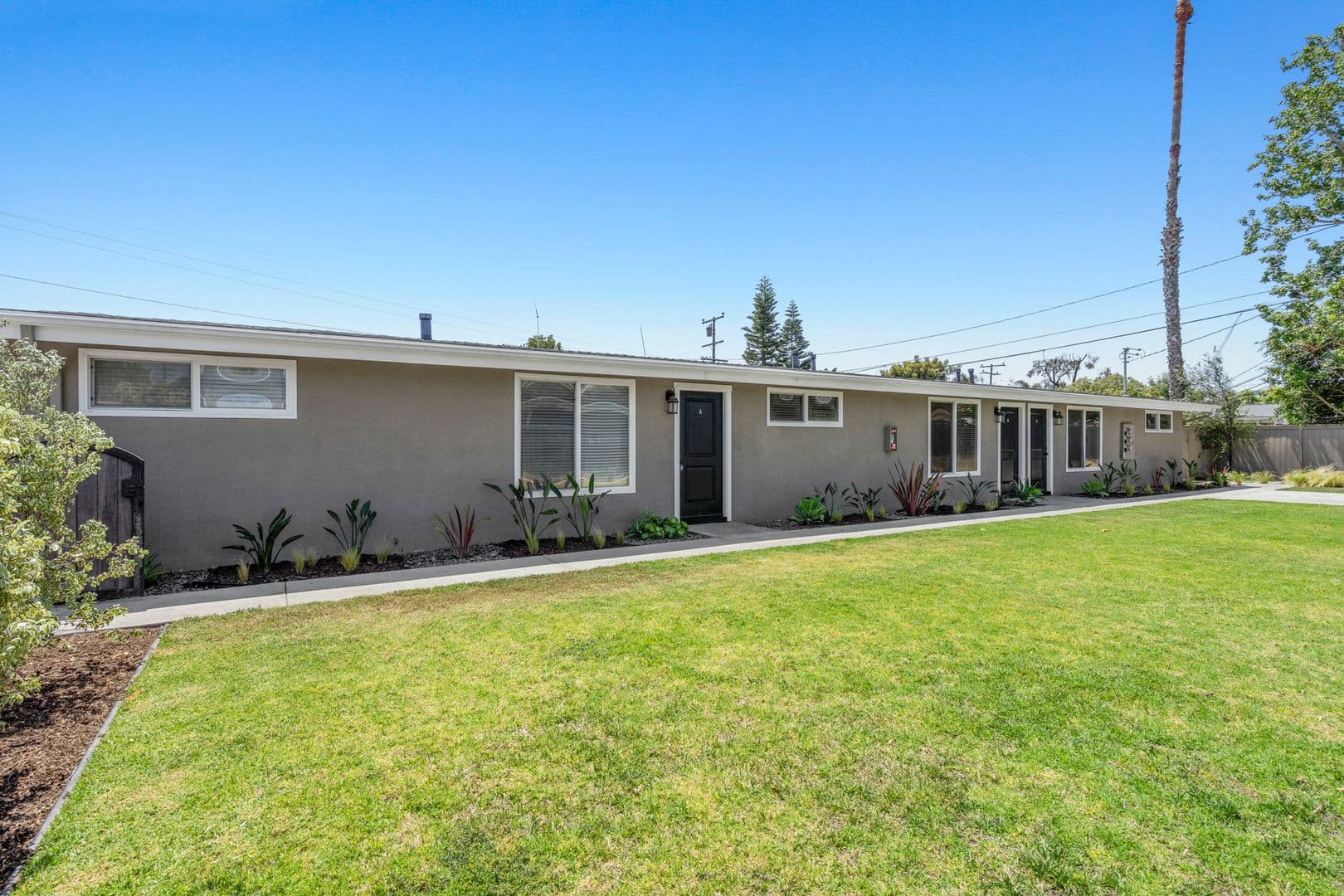 Costa Mesa Apartment: 241 E 18th Street