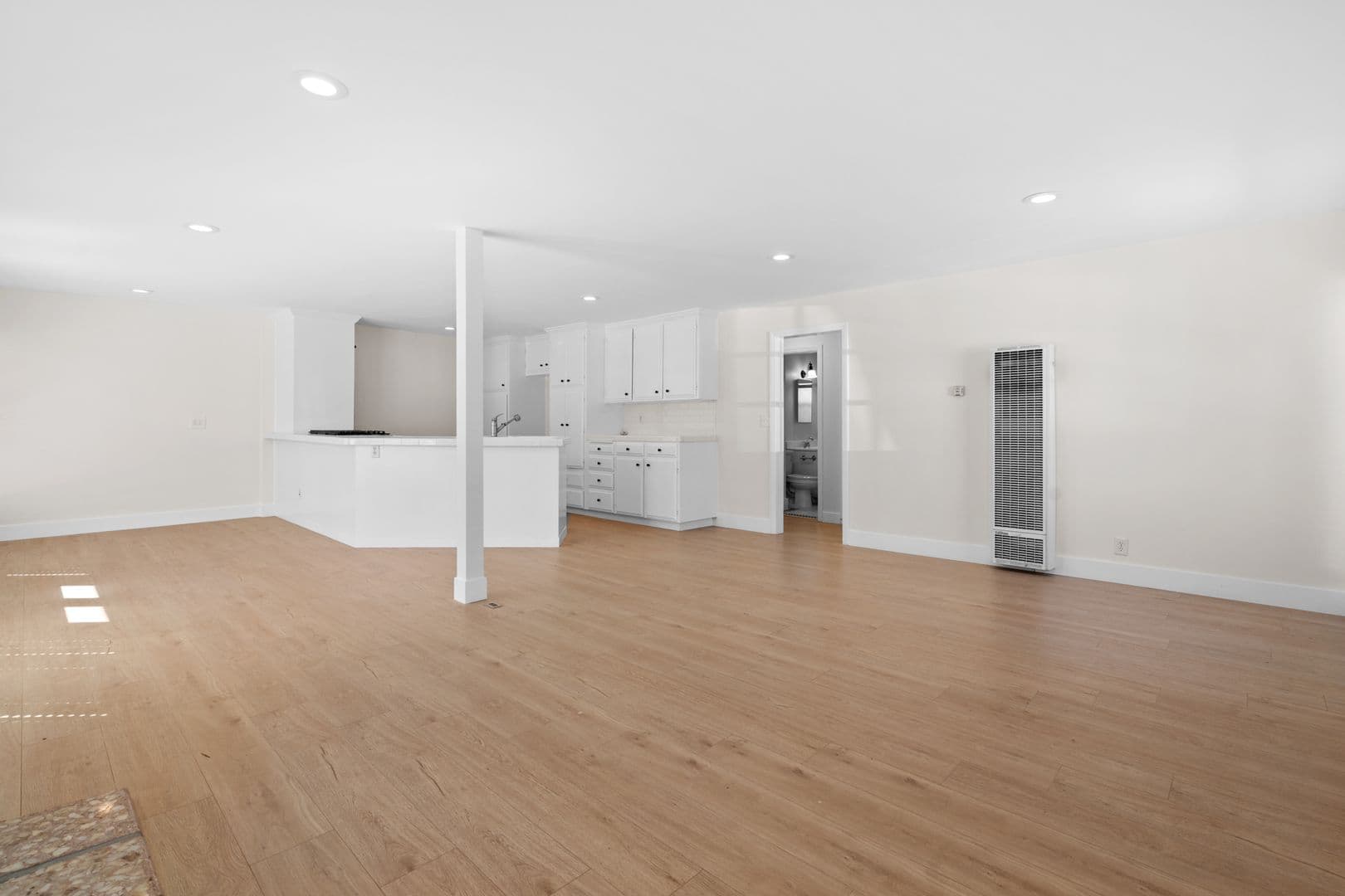 Costa Mesa Apartment: 1637 Irvine Avenue