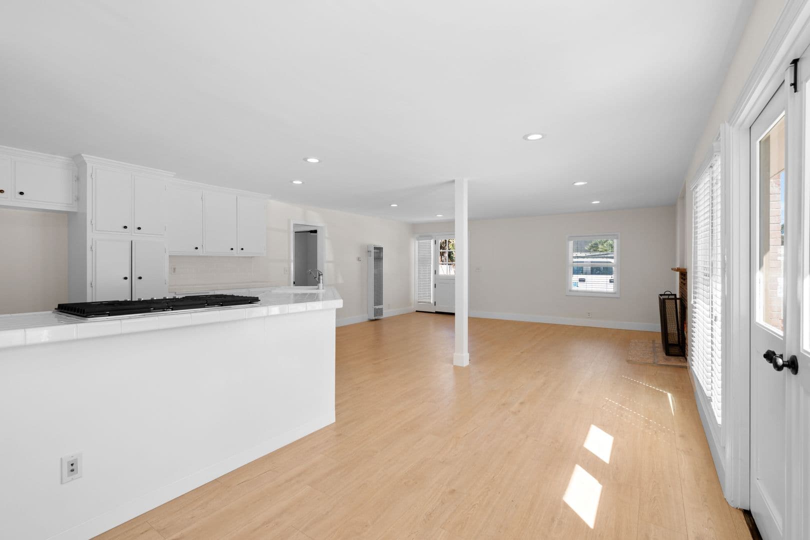 Costa Mesa Apartment: 1637 Irvine Avenue