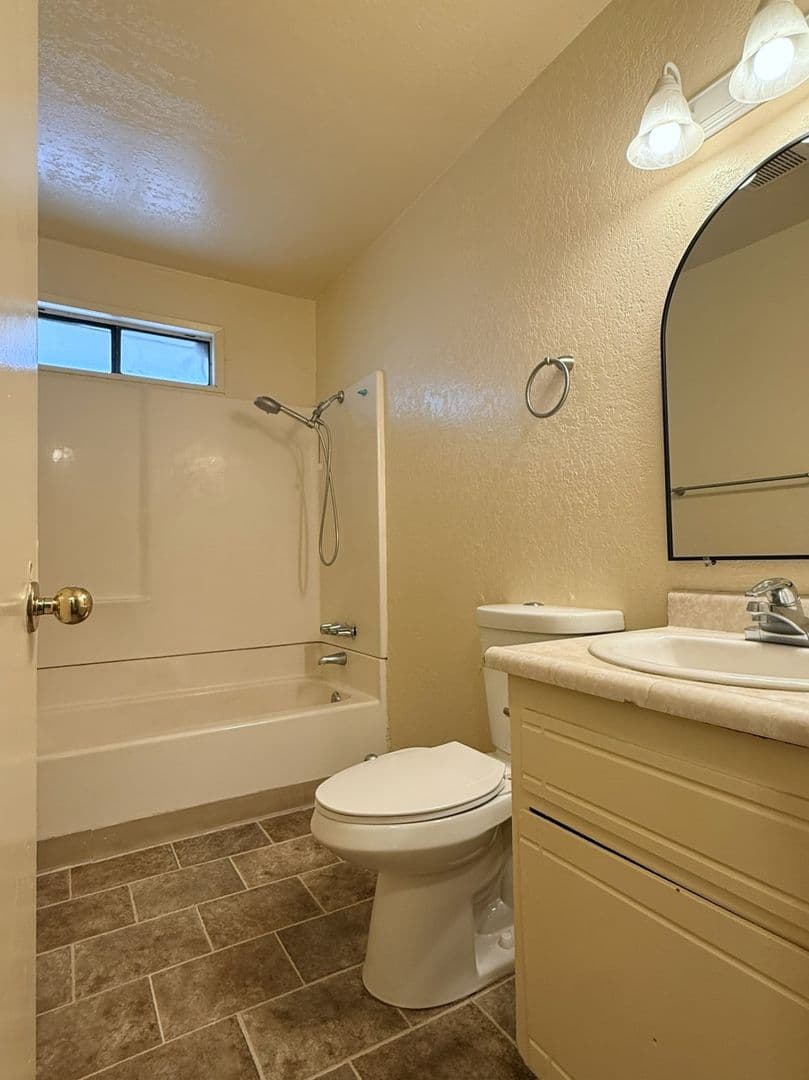 Merced Apartment: 2591 - 2597 Glen Avenue