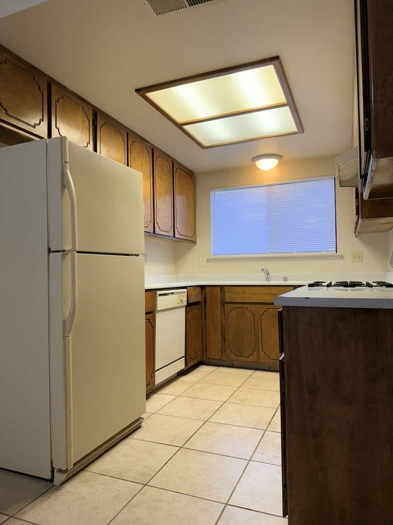 Atwater Apartment: 1285-1295 Elm Ave. (6 units)