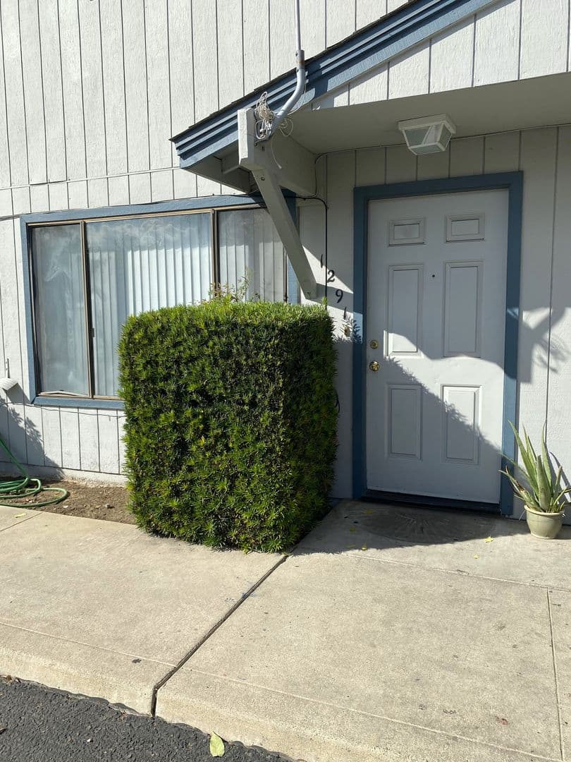 Atwater Apartment: 1285-1295 Elm Ave. (6 units)