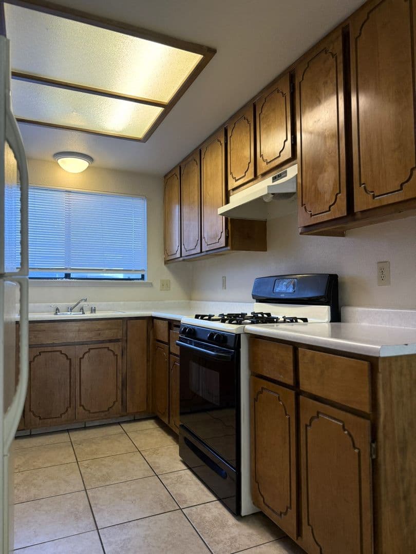 Atwater Apartment: 1285-1295 Elm Ave. (6 units)