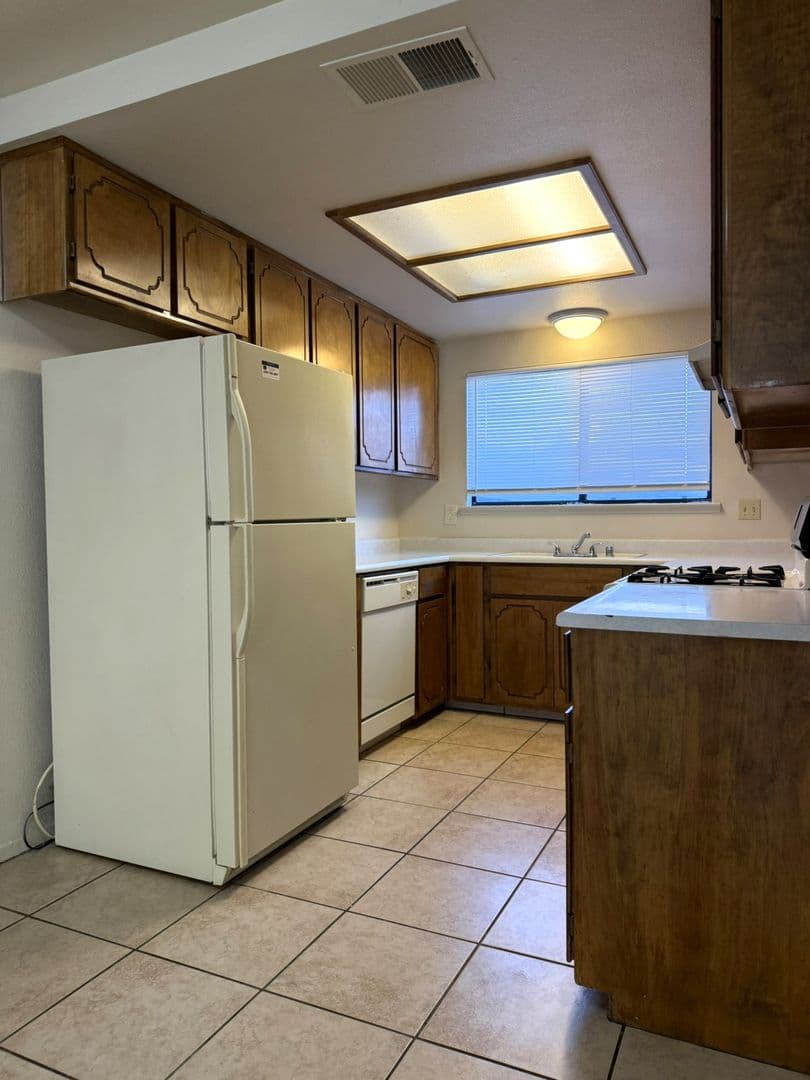 Atwater Apartment: 1285-1295 Elm Ave. (6 units)