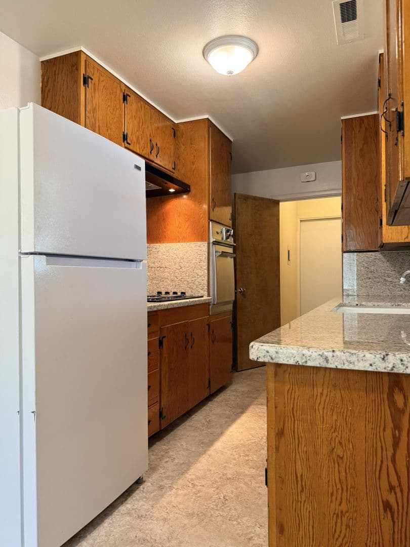 Merced Apartment: 823 W 21st St.