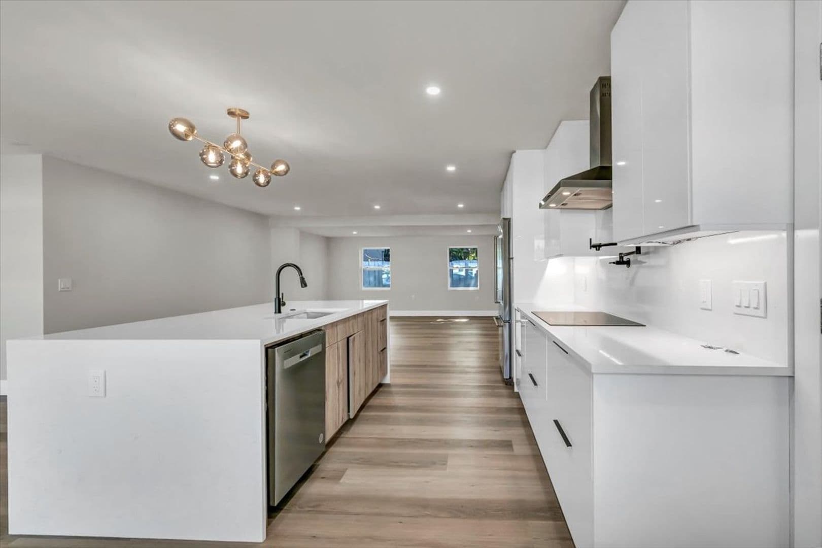 St Petersburg House: 525 Lamara Way NE