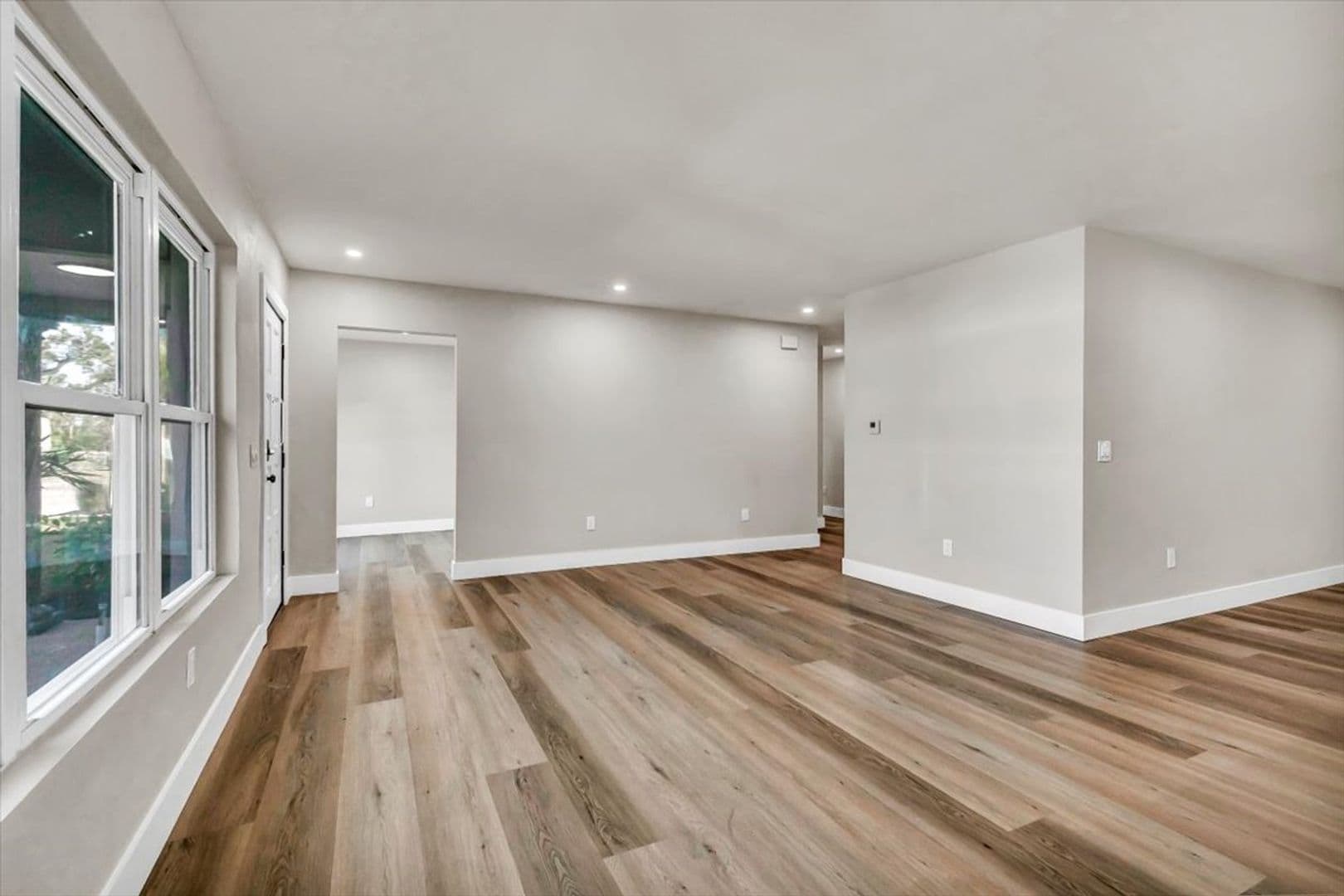 St Petersburg House: 525 Lamara Way NE