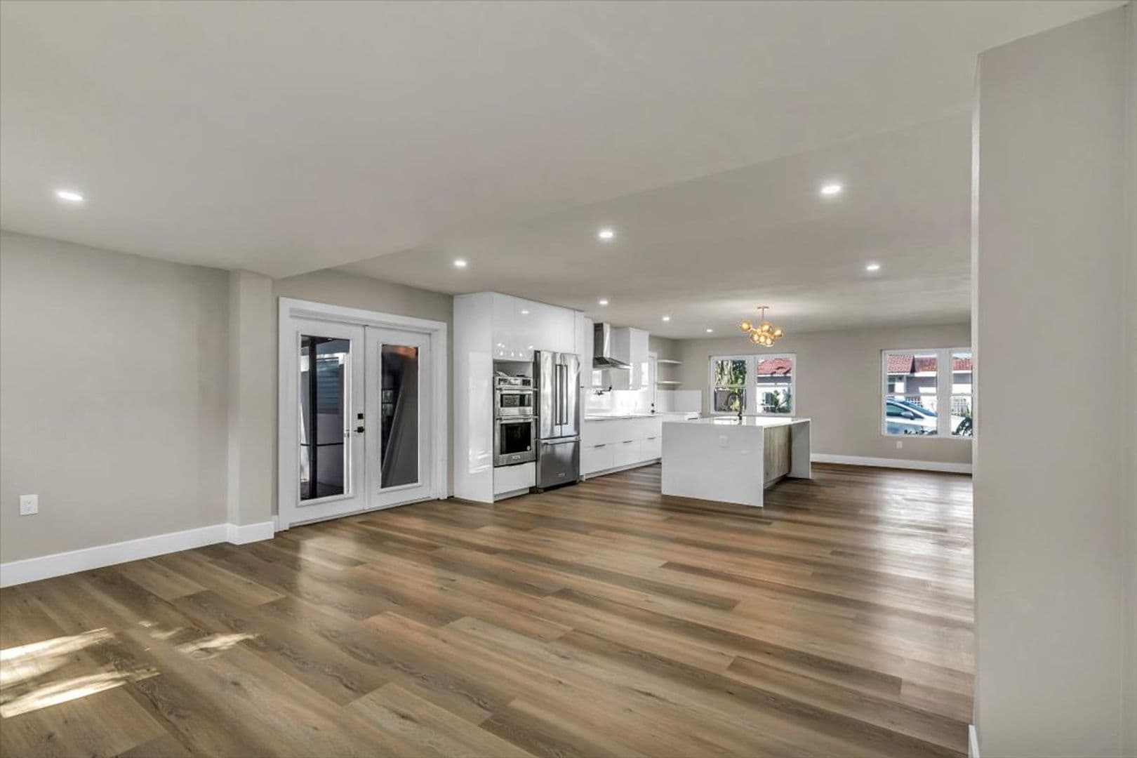 St Petersburg House: 525 Lamara Way NE