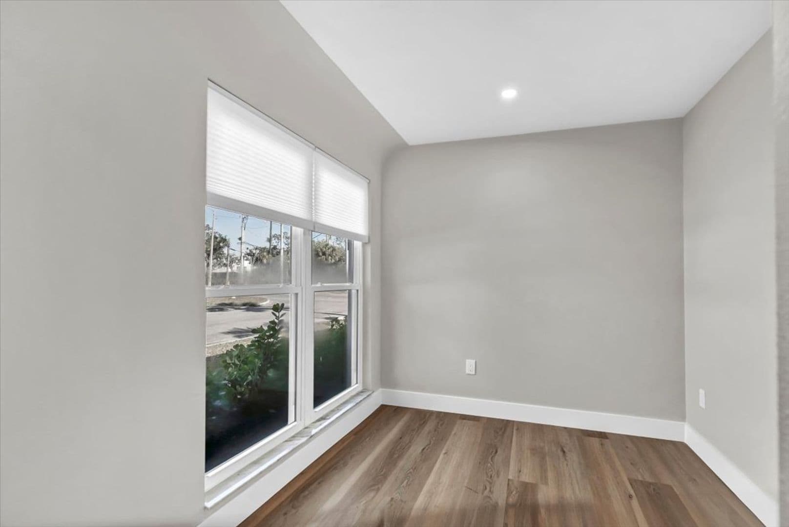 St Petersburg House: 525 Lamara Way NE