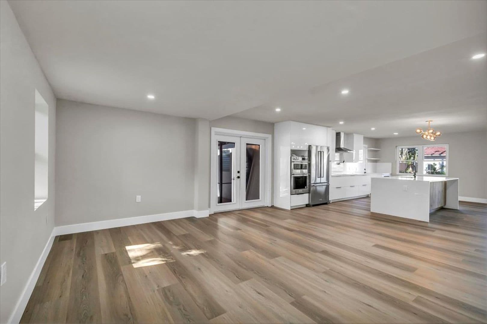 St Petersburg House: 525 Lamara Way NE