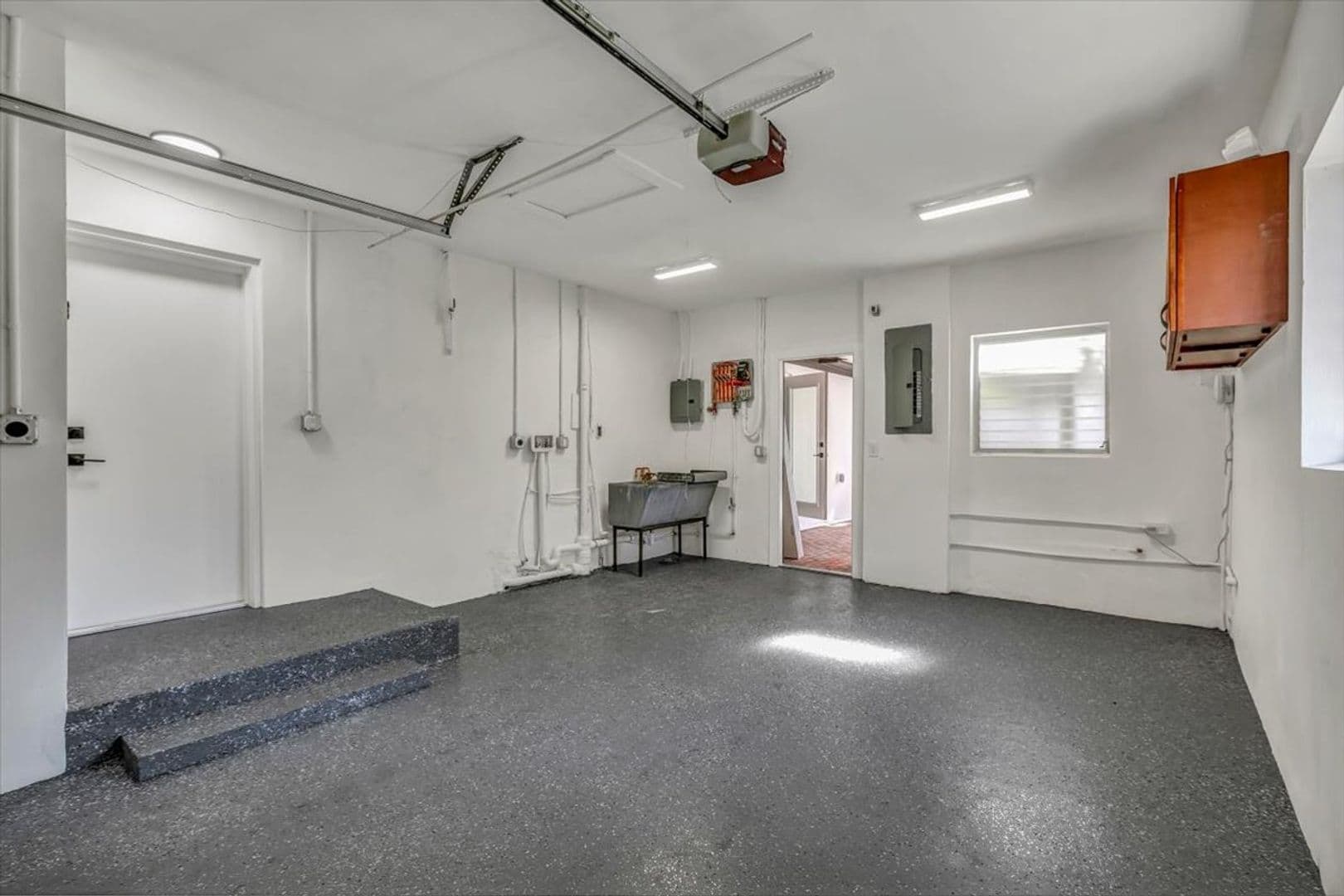 St Petersburg House: 525 Lamara Way NE