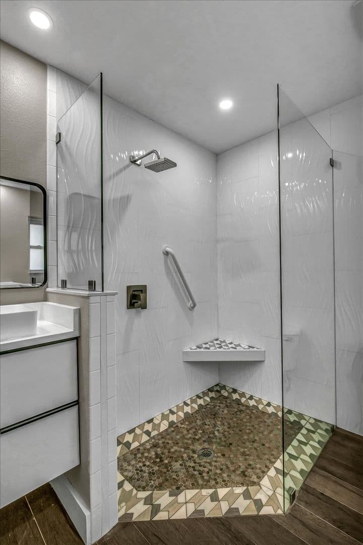 St Petersburg House: 525 Lamara Way NE