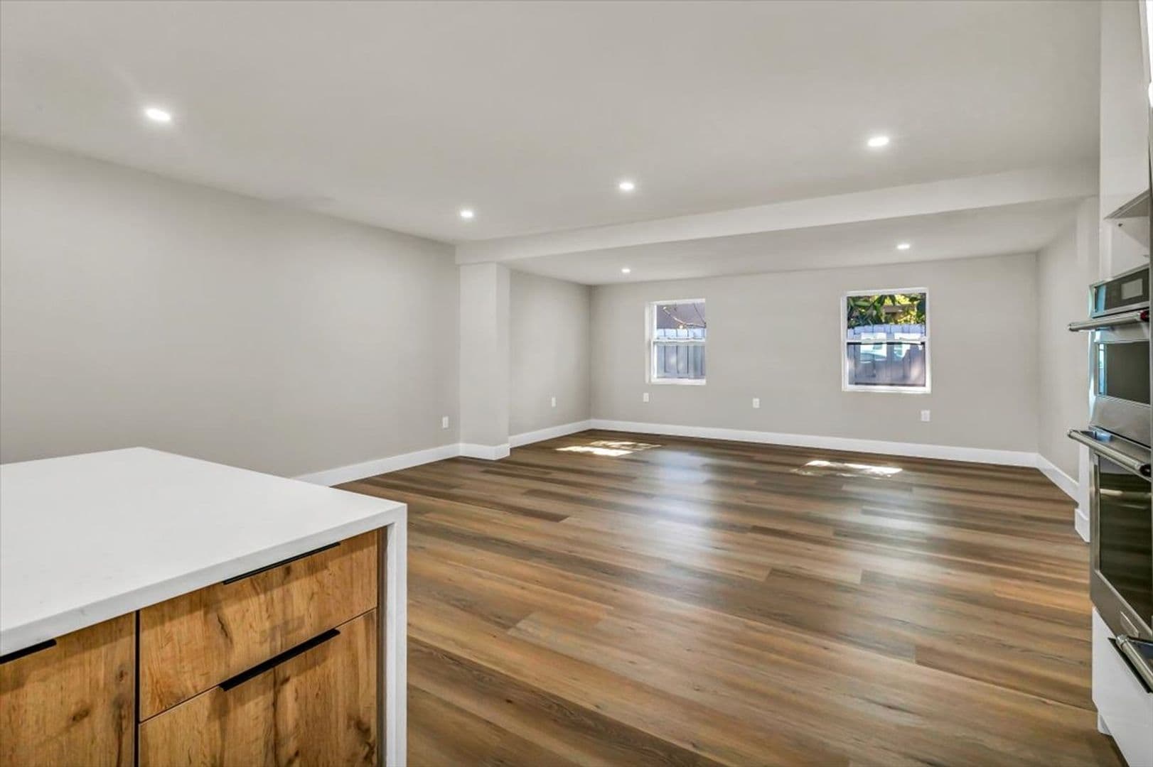 St Petersburg House: 525 Lamara Way NE