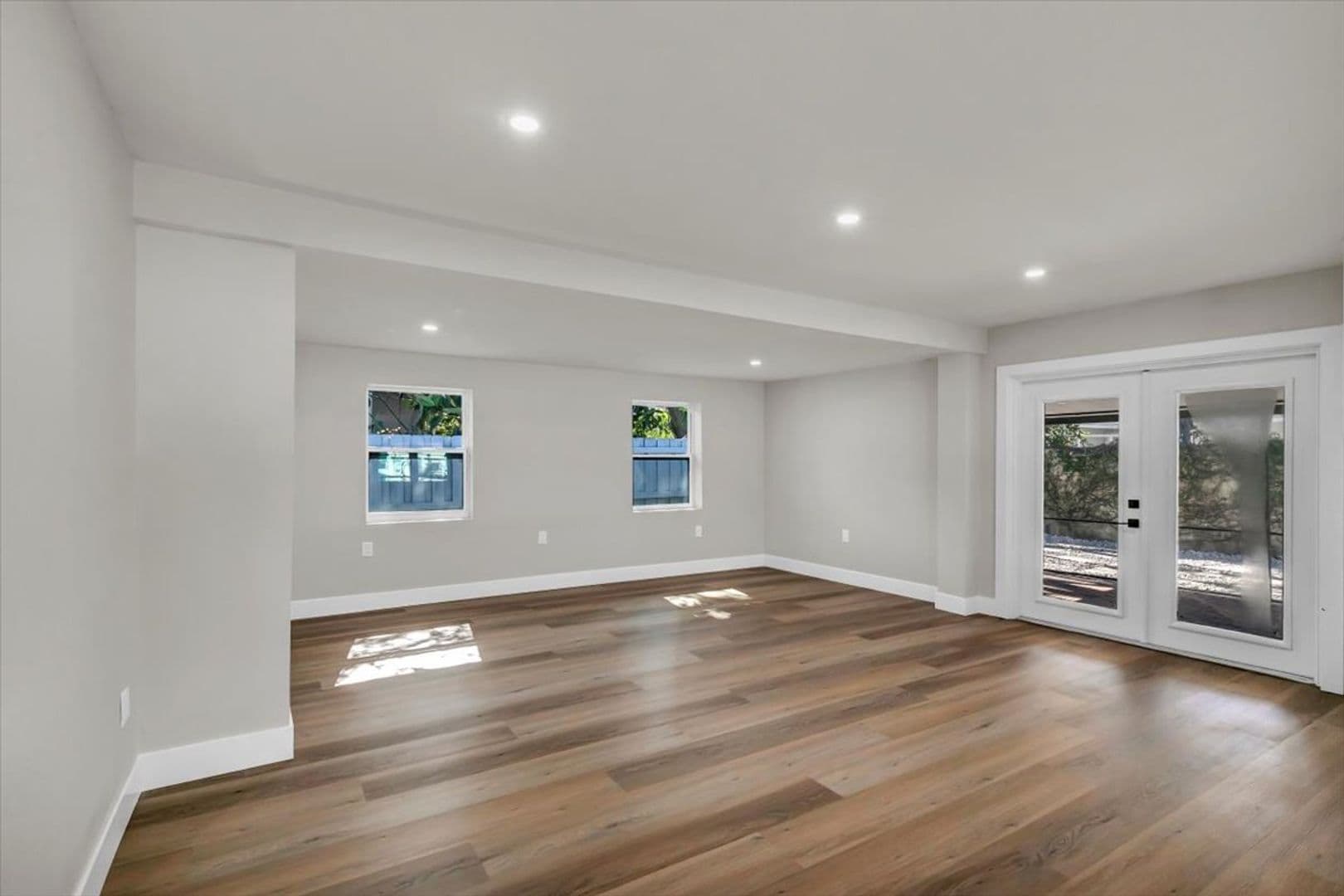 St Petersburg House: 525 Lamara Way NE