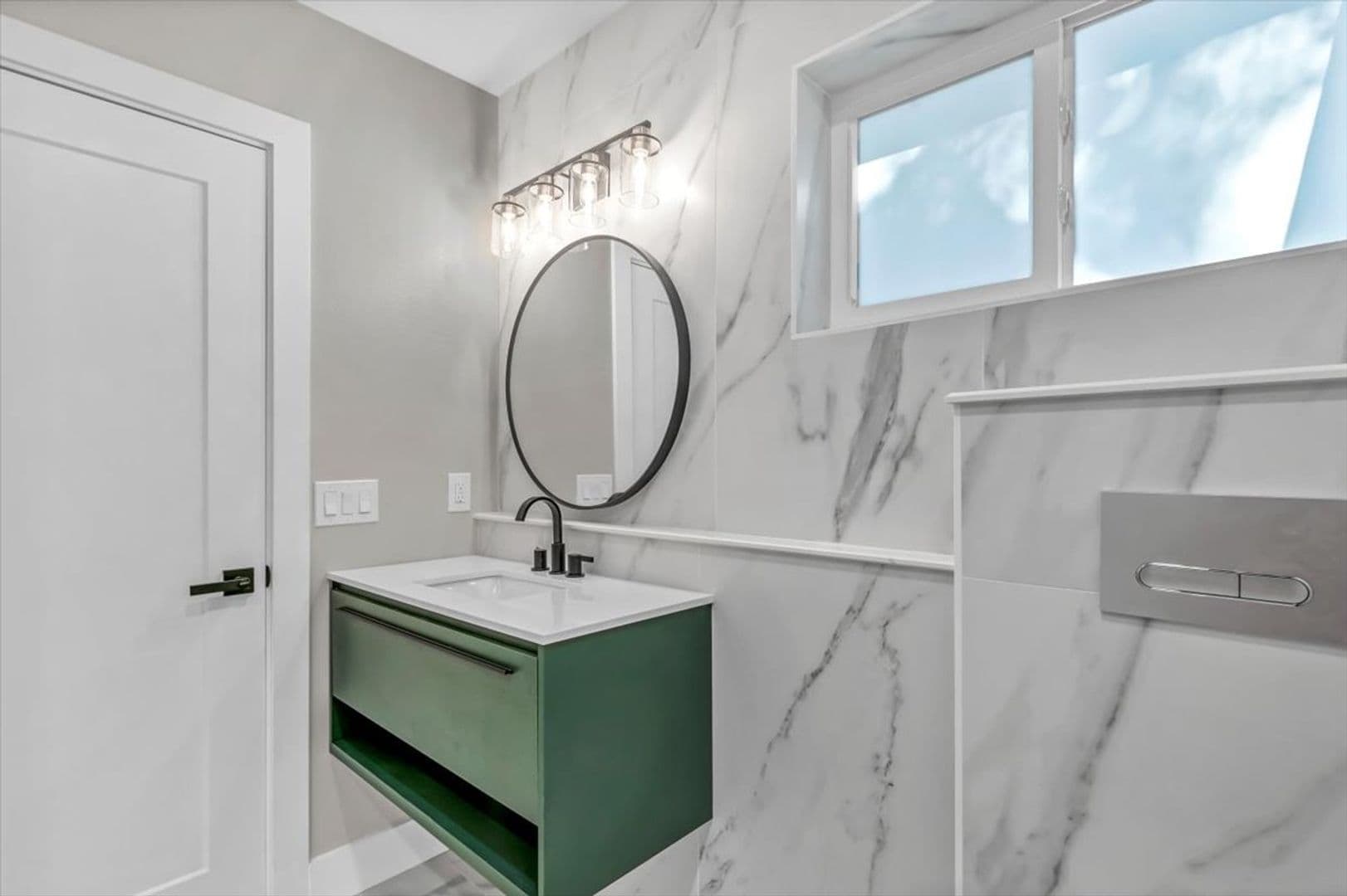 St Petersburg House: 525 Lamara Way NE