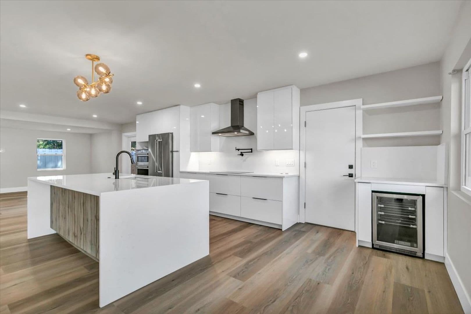 St Petersburg House: 525 Lamara Way NE