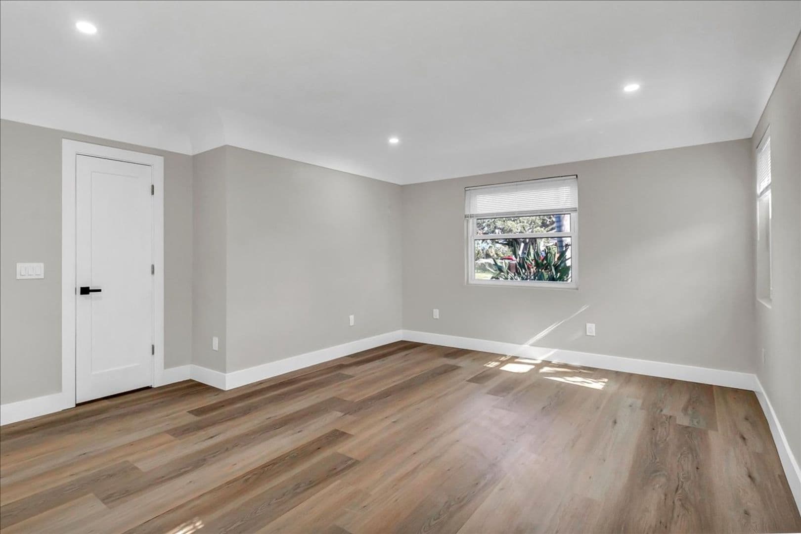 St Petersburg House: 525 Lamara Way NE