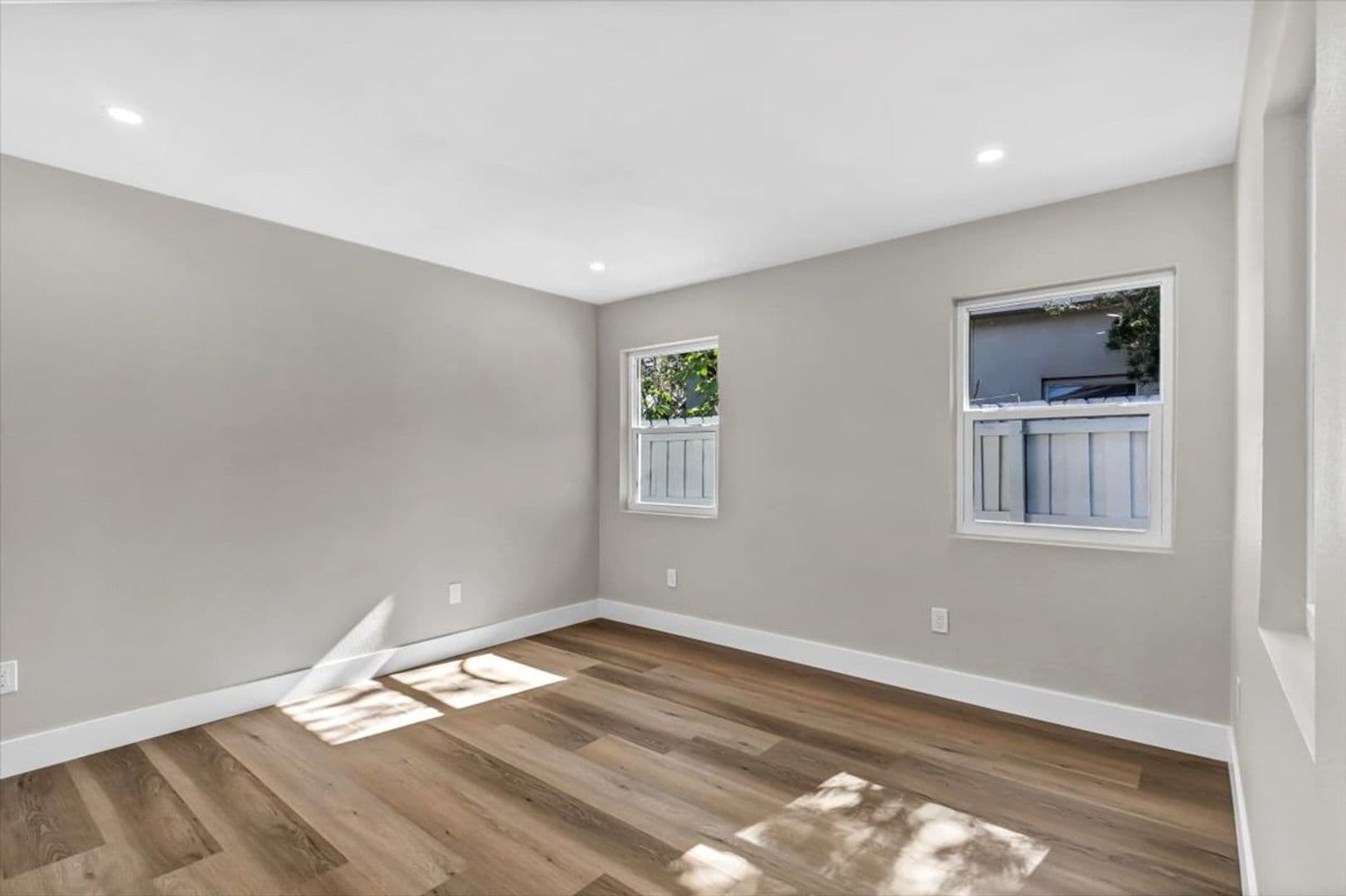 St Petersburg House: 525 Lamara Way NE