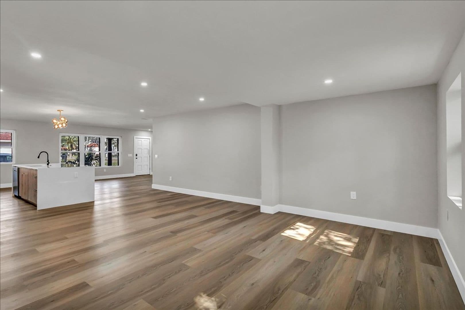 St Petersburg House: 525 Lamara Way NE
