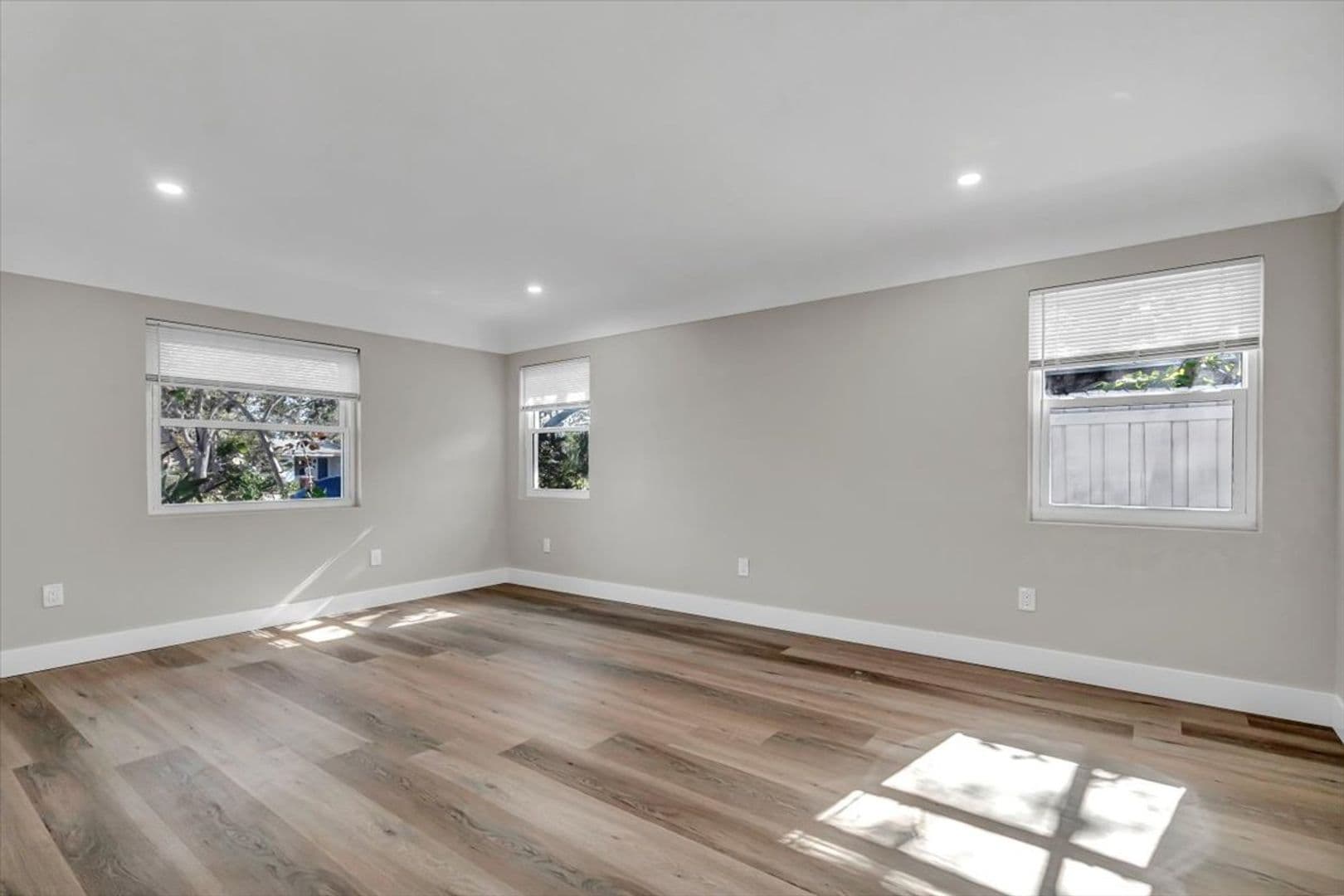 St Petersburg House: 525 Lamara Way NE