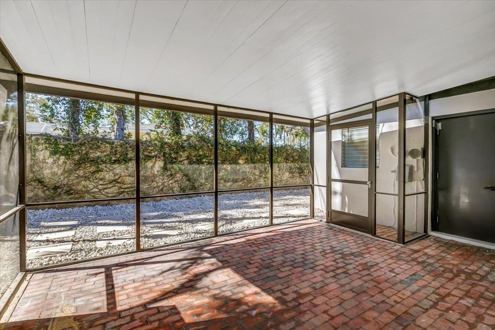 St Petersburg House: 525 Lamara Way NE