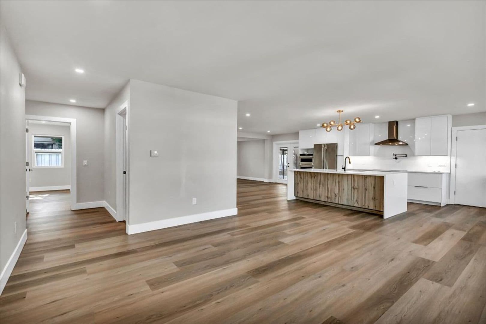 St Petersburg House: 525 Lamara Way NE