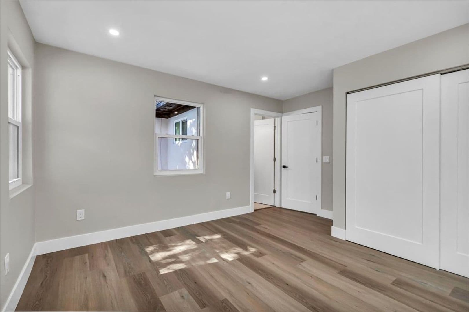 St Petersburg House: 525 Lamara Way NE