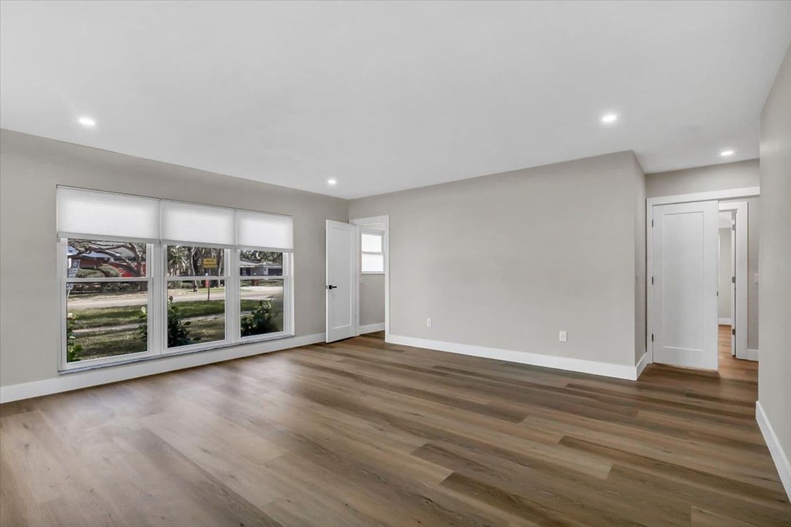 St Petersburg House: 525 Lamara Way NE