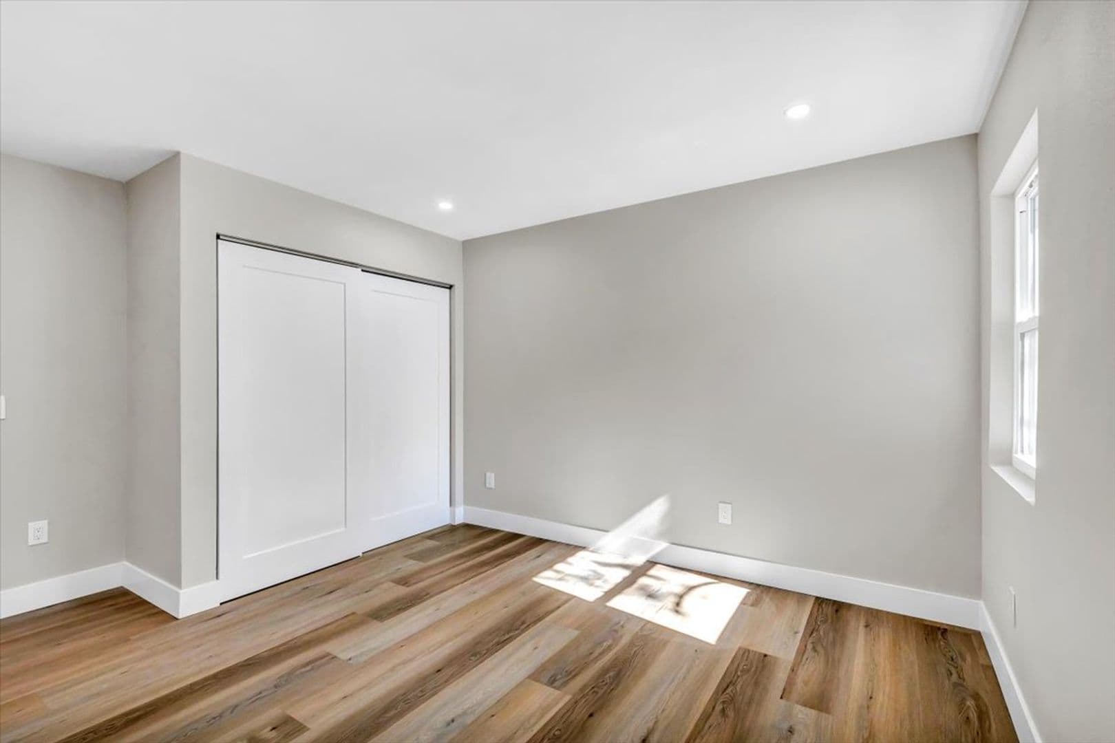 St Petersburg House: 525 Lamara Way NE