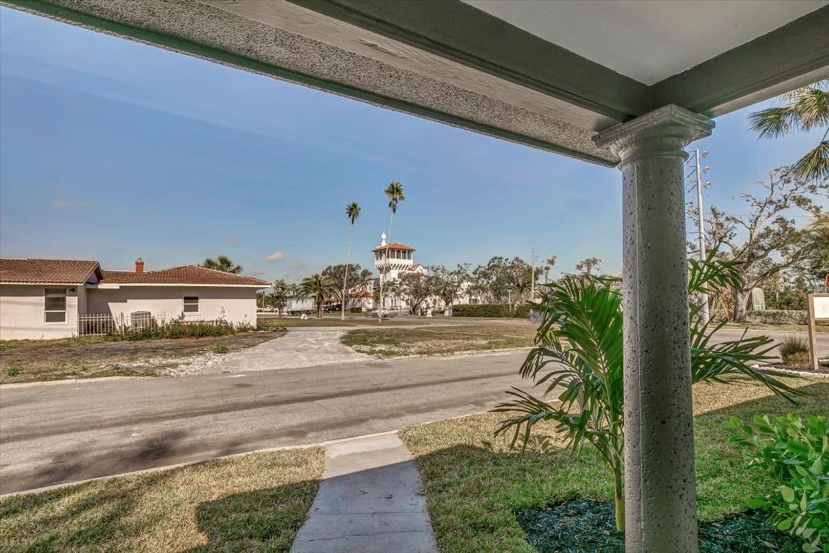 St Petersburg House: 525 Lamara Way NE