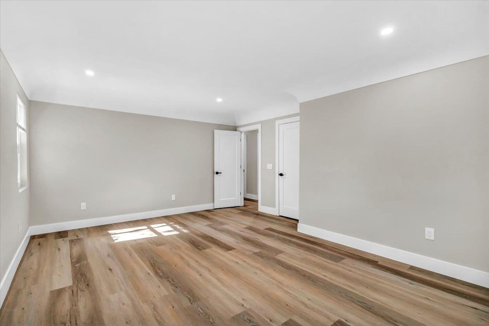 St Petersburg House: 525 Lamara Way NE