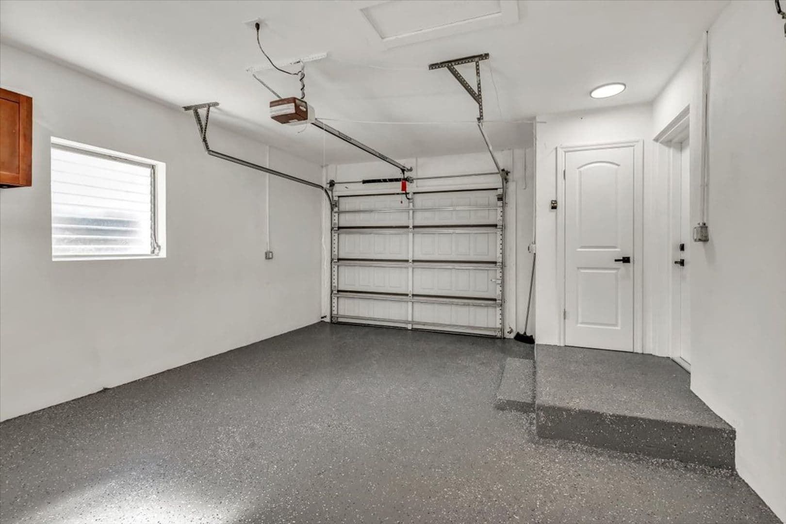 St Petersburg House: 525 Lamara Way NE