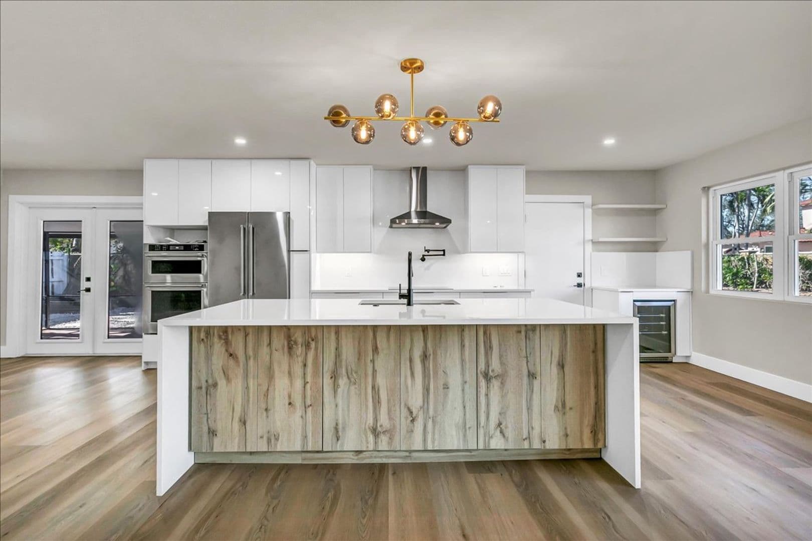 St Petersburg House: 525 Lamara Way NE