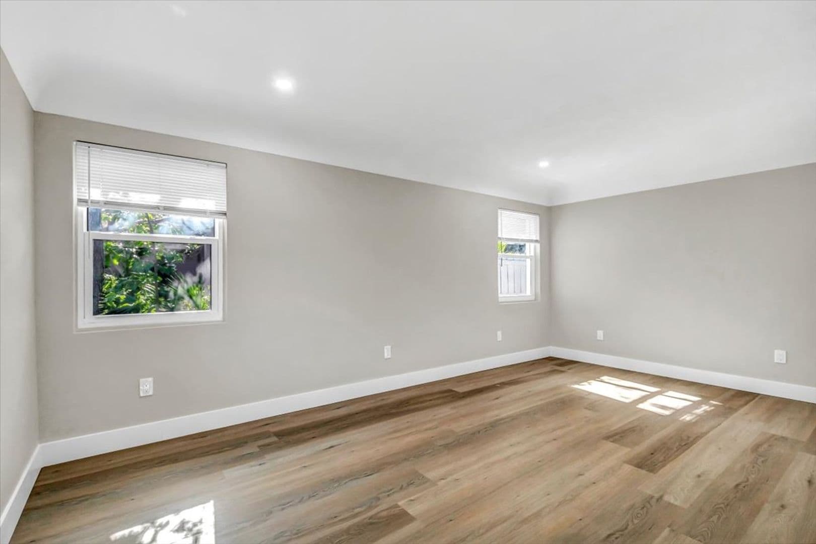 St Petersburg House: 525 Lamara Way NE