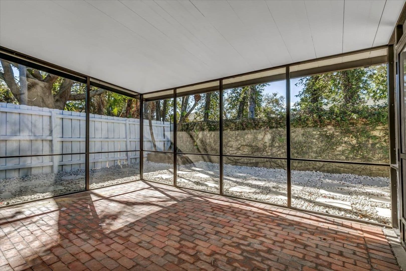 St Petersburg House: 525 Lamara Way NE
