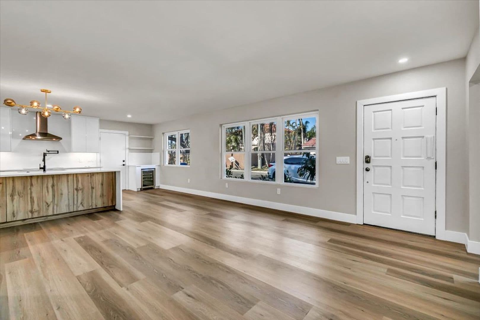 St Petersburg House: 525 Lamara Way NE