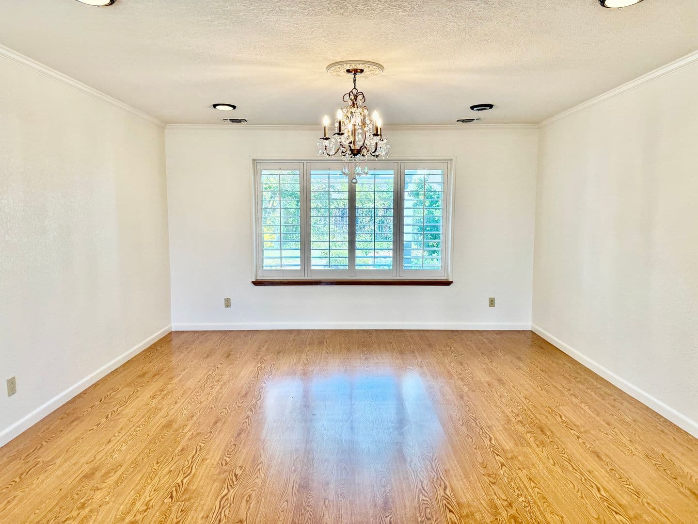 Roseville House: 1101 Newport Way