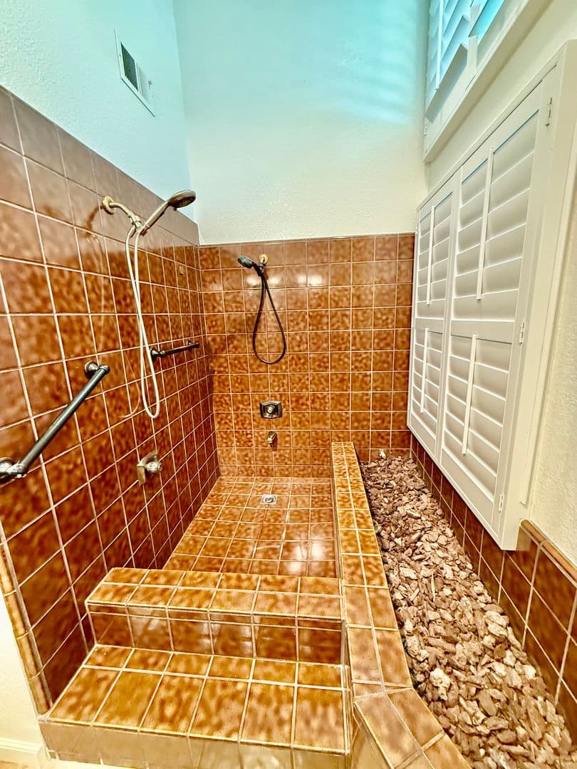 Roseville House: 1101 Newport Way