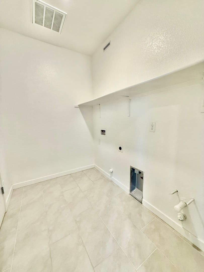 Roseville House: 7377 Moon Dream Way