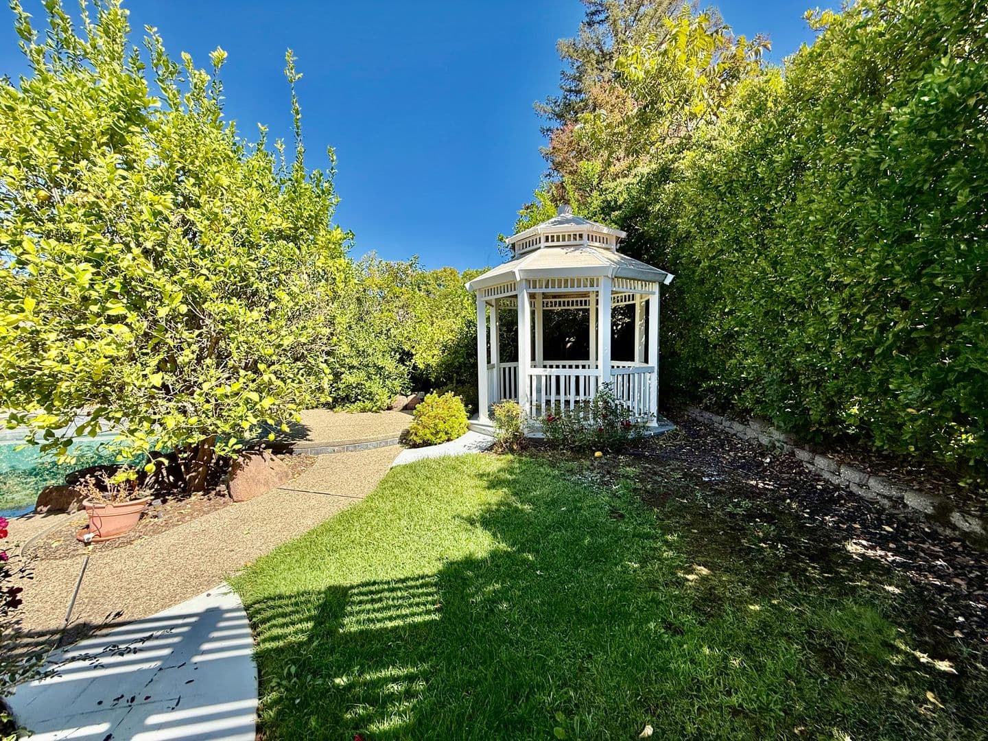 Roseville House: 1101 Newport Way
