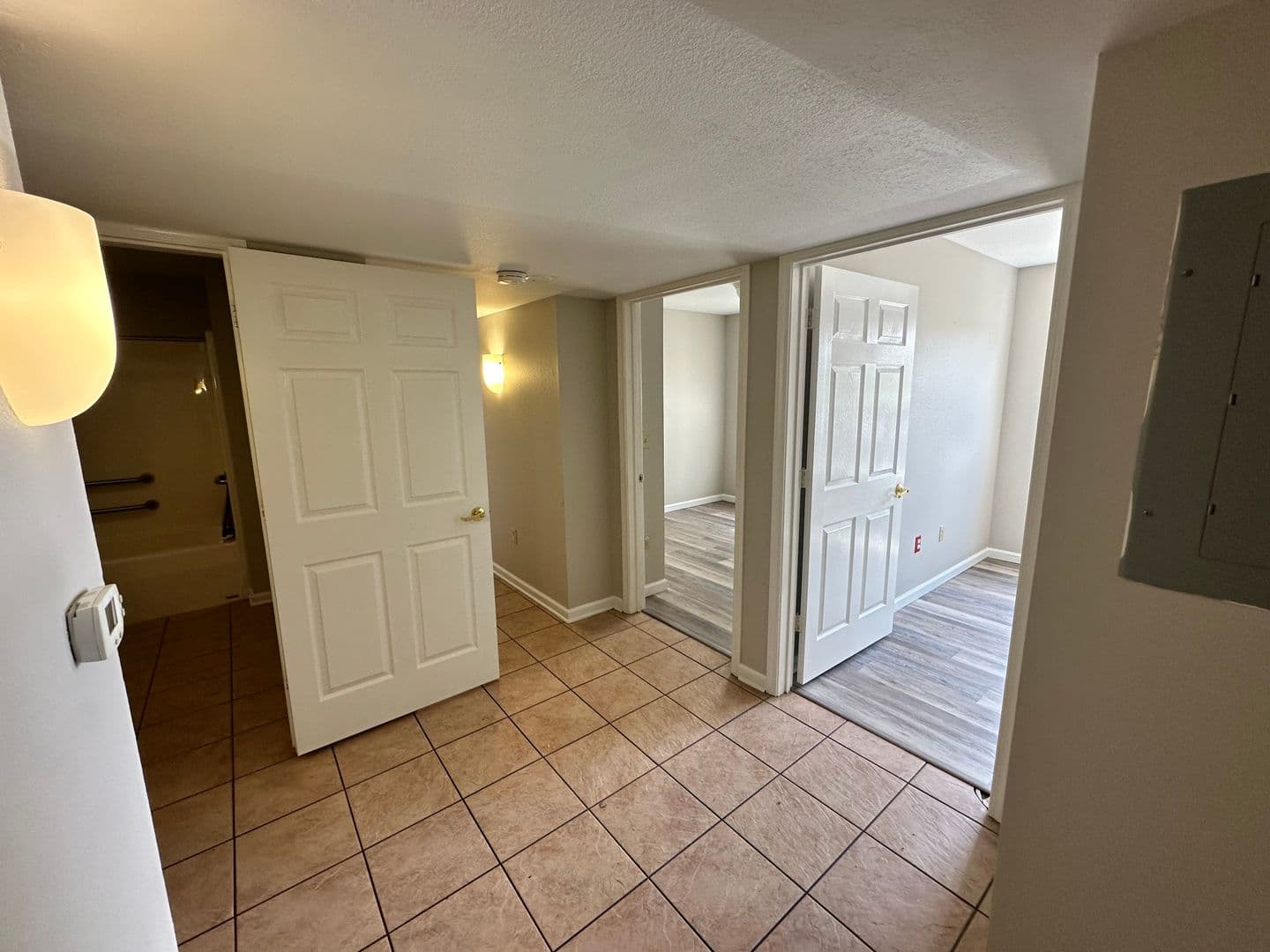 Murray Apartment: 1121 Transit Way