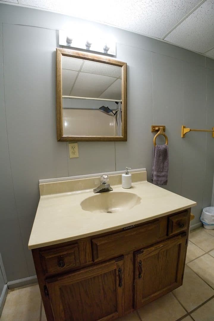 Eddyville Apartment: 75 Forest Glenn Drive - Lakeside Cabin