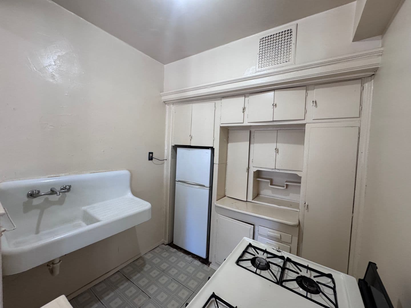 Paducah Apartment: 2142 Jefferson Street 102