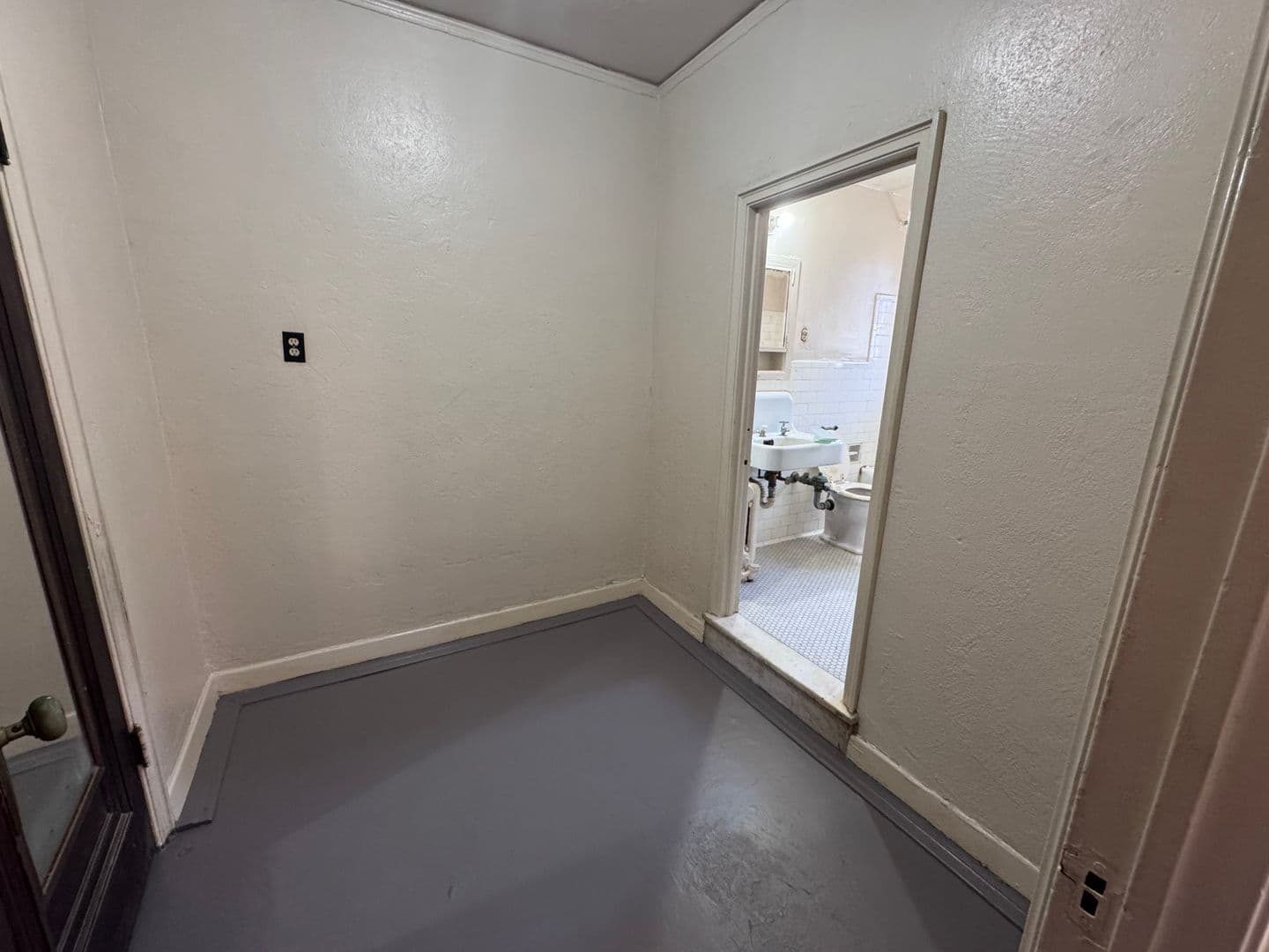 Paducah Apartment: 2142 Jefferson Street 102
