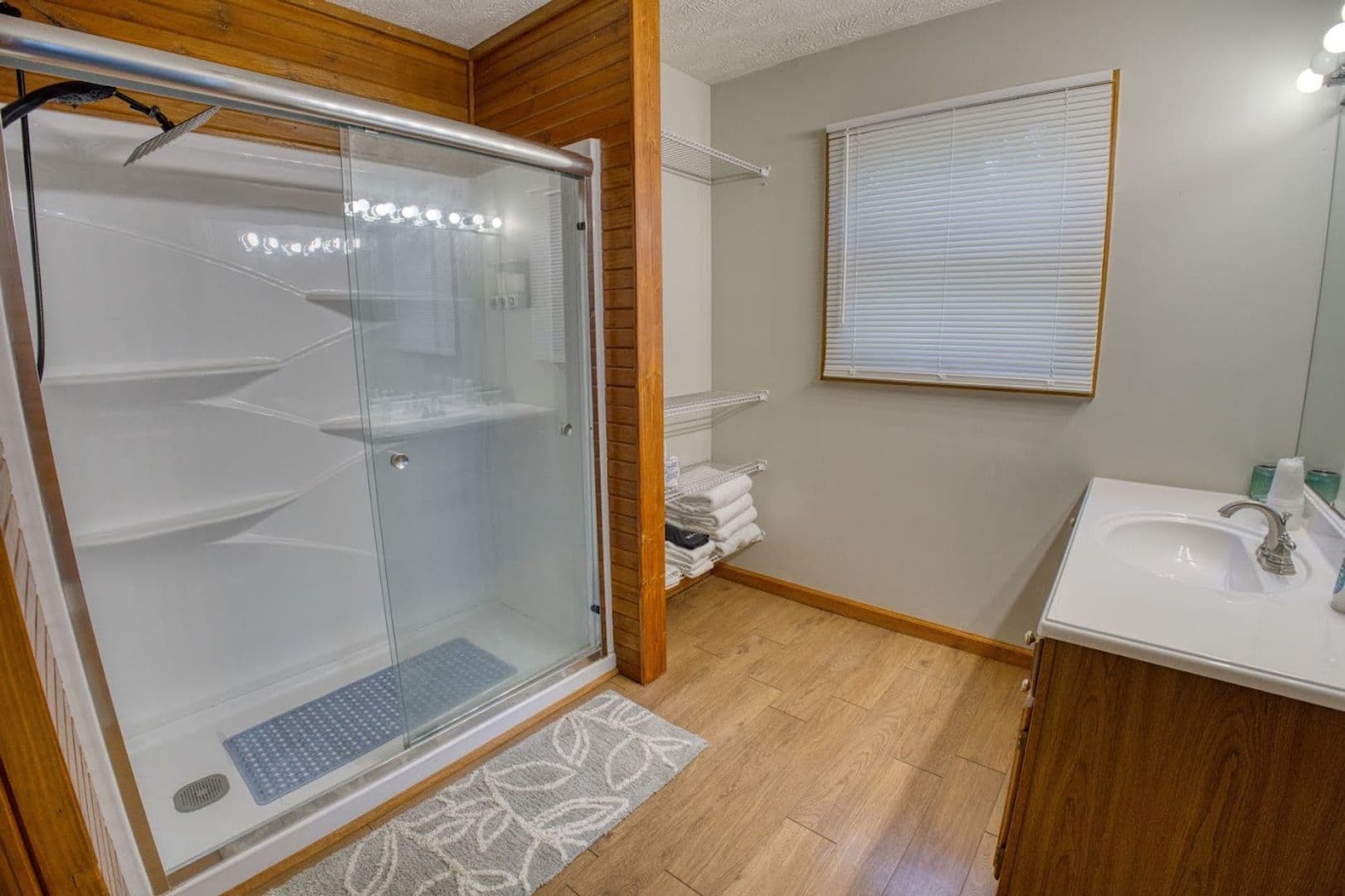 Eddyville Apartment: 75 Forest Glenn Drive - Lakeside Cabin