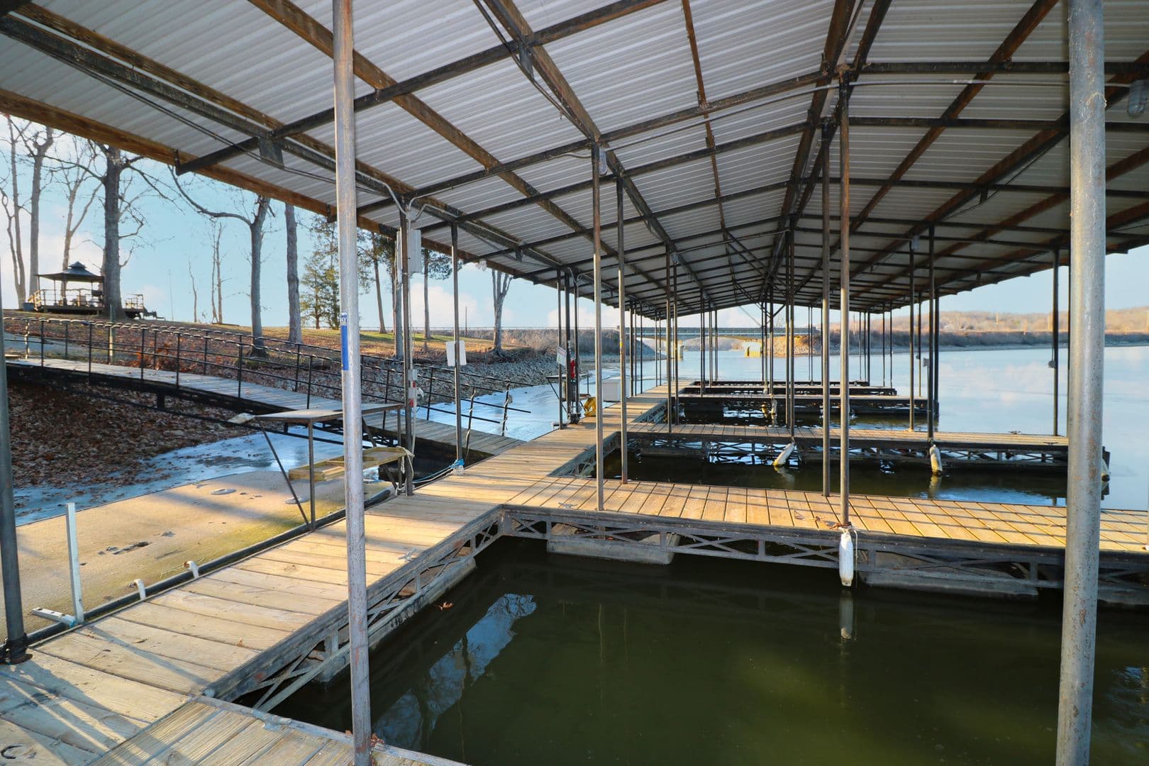 Eddyville Apartment: 75 Forest Glenn Drive - Lakeside Cabin