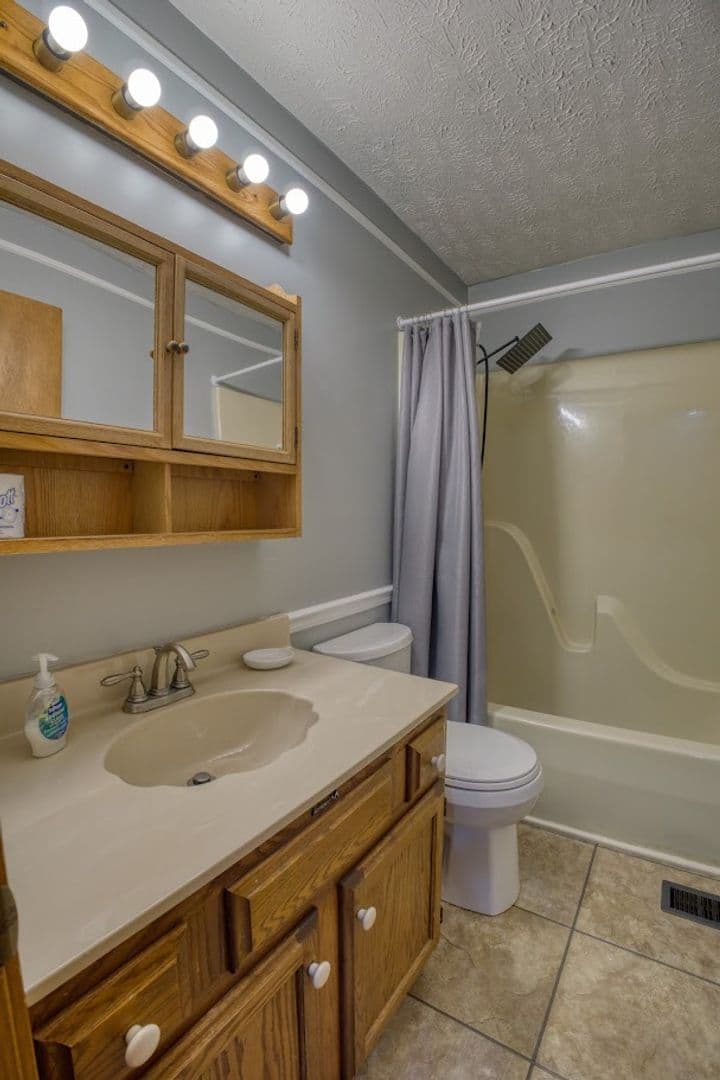 Eddyville Apartment: 75 Forest Glenn Drive - Lakeside Cabin