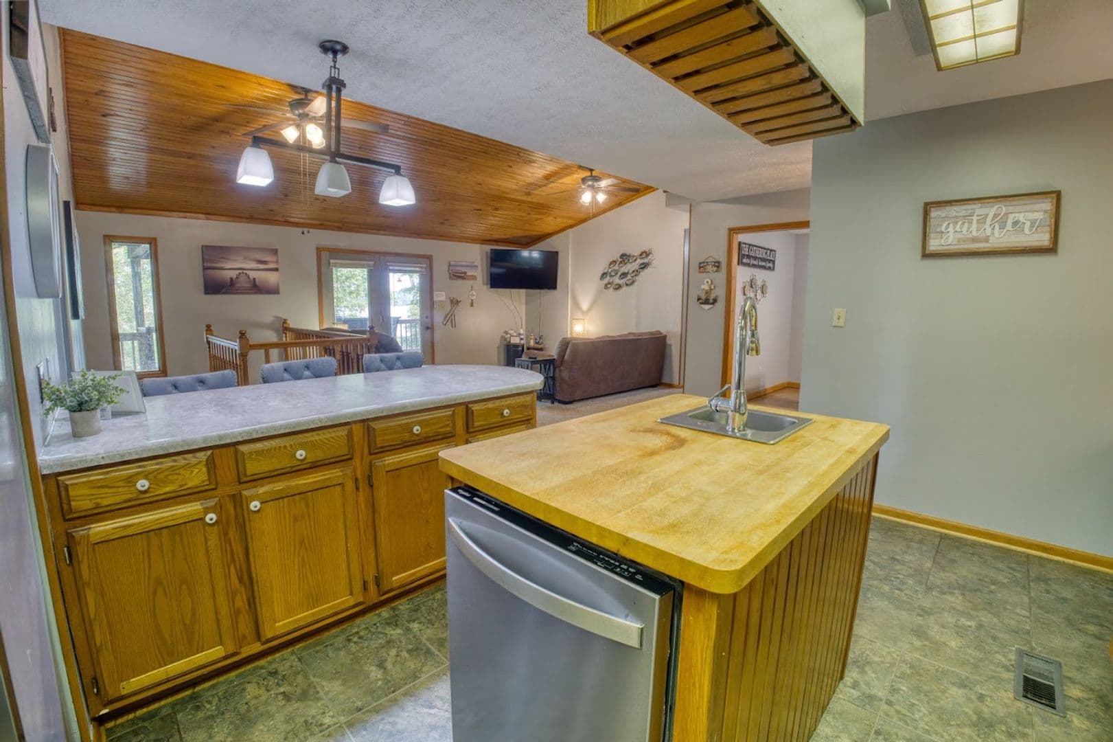 Eddyville Apartment: 75 Forest Glenn Drive - Lakeside Cabin