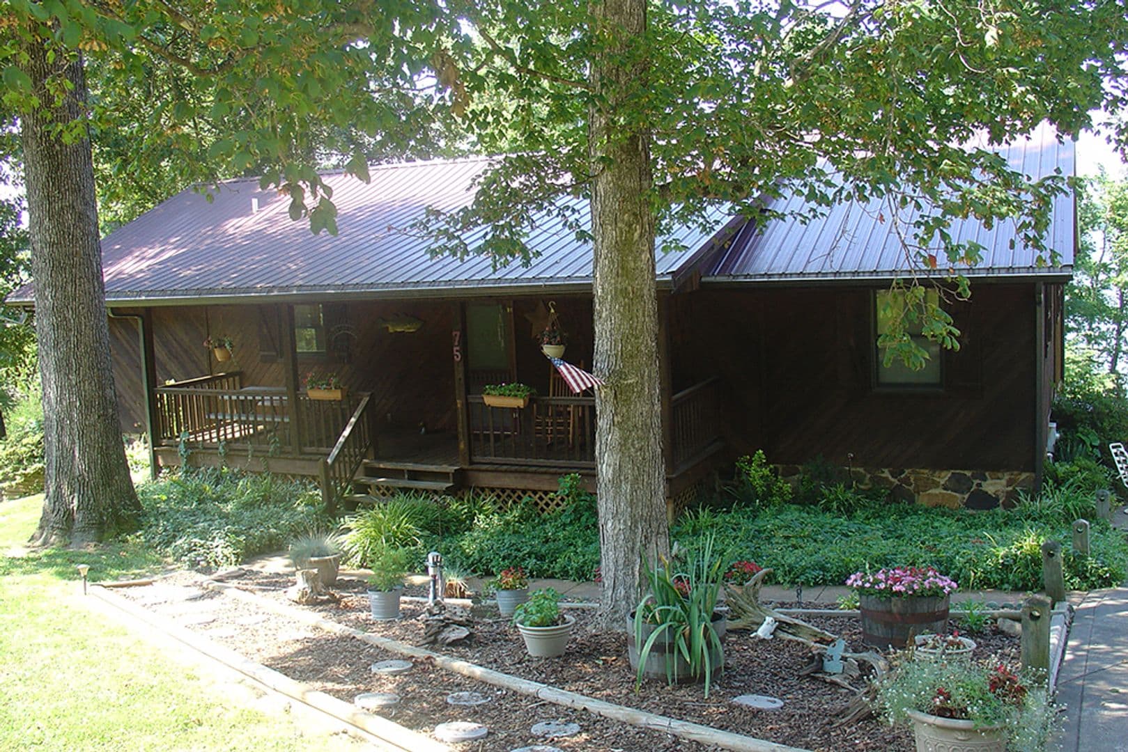 Eddyville Apartment: 75 Forest Glenn Drive - Lakeside Cabin