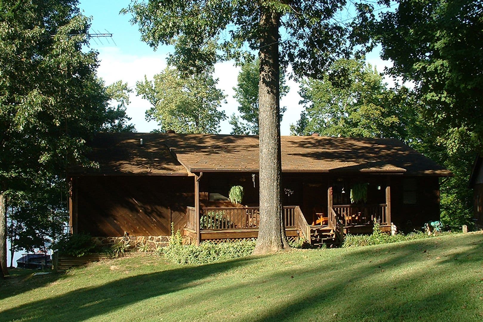 Eddyville Apartment: 75 Forest Glenn Drive - Lakeside Cabin